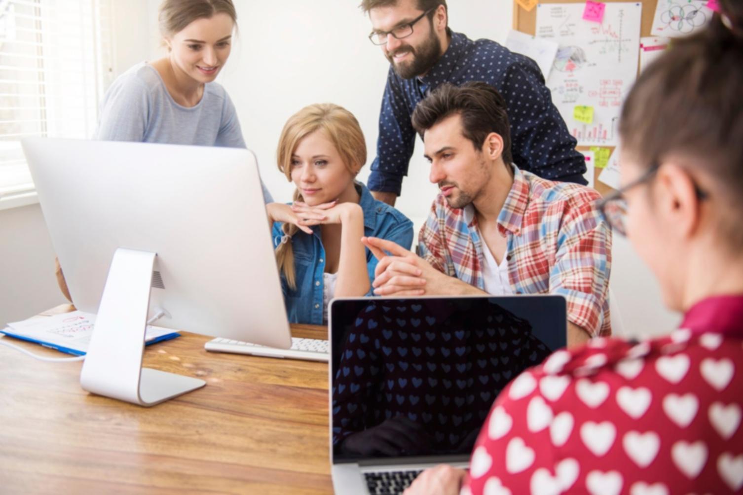 Persoană studiind concepte financiare la birou